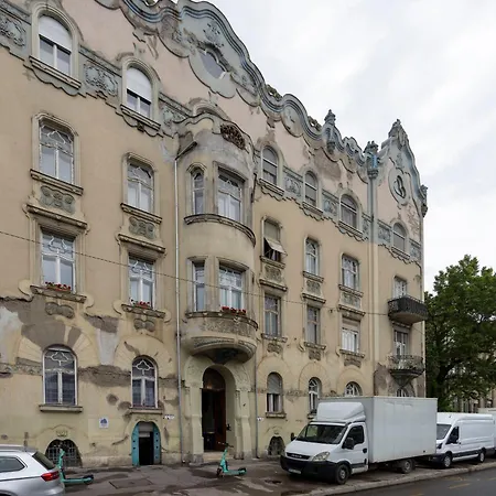 Deluxe In Art Nouveau House- With Garage Apartmán *