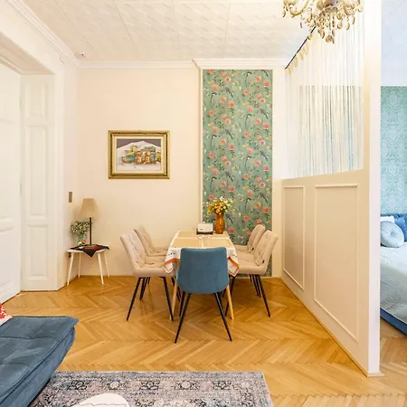 Deluxe In Art Nouveau House- With Garage Apartmán Budapešť