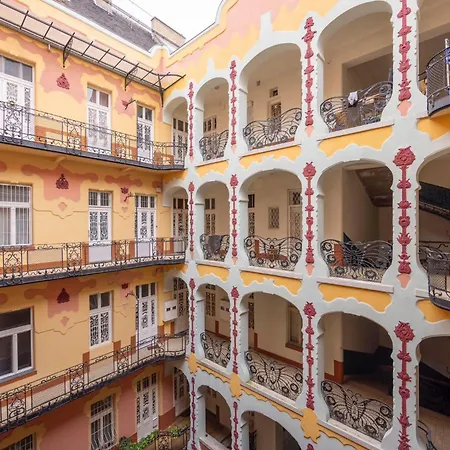 Deluxe In Art Nouveau House- With Garage Budapešť