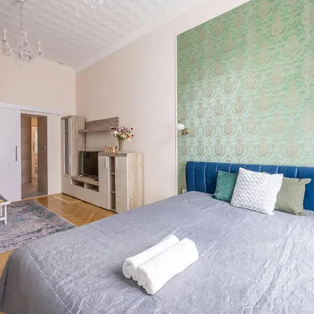 Deluxe In Art Nouveau House- With Garage Apartman Budapest
