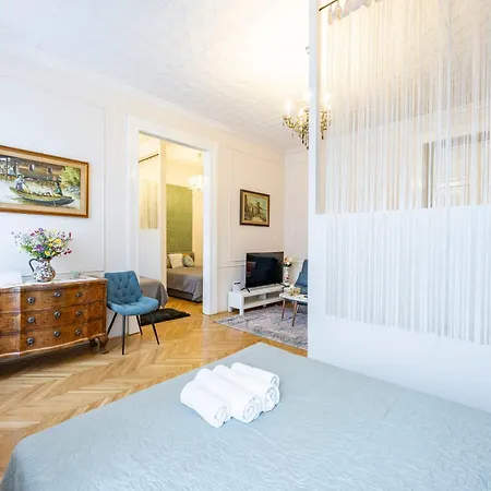 Deluxe In Art Nouveau House- With Garage Apartment Budapest