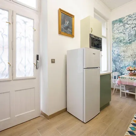 Deluxe In Art Nouveau House- With Garage Apartment *