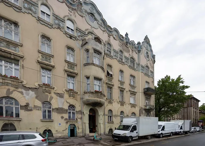 Deluxe In Art Nouveau House- With Garage Apartament *