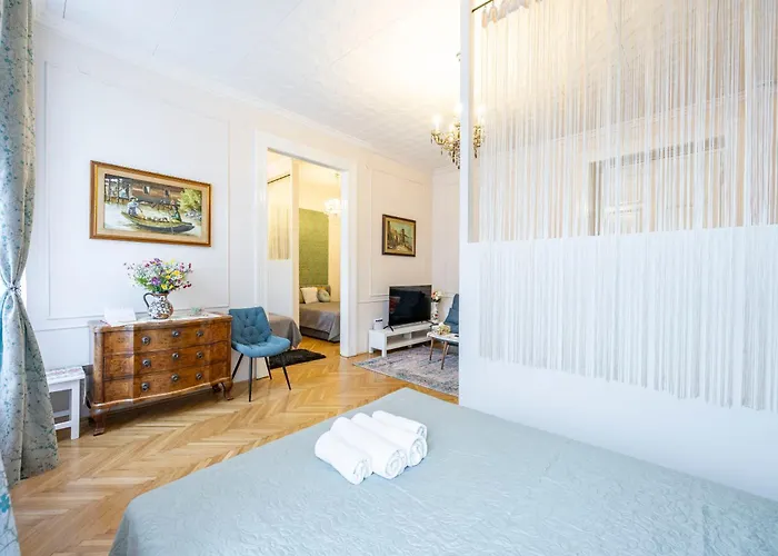 Deluxe In Art Nouveau House- With Garage Apartament Budapeszt