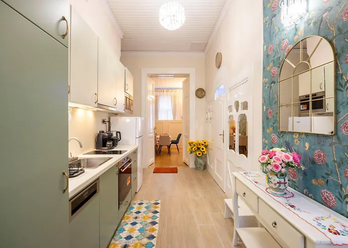 Deluxe In Art Nouveau House- With Garage Apartament Budapeszt