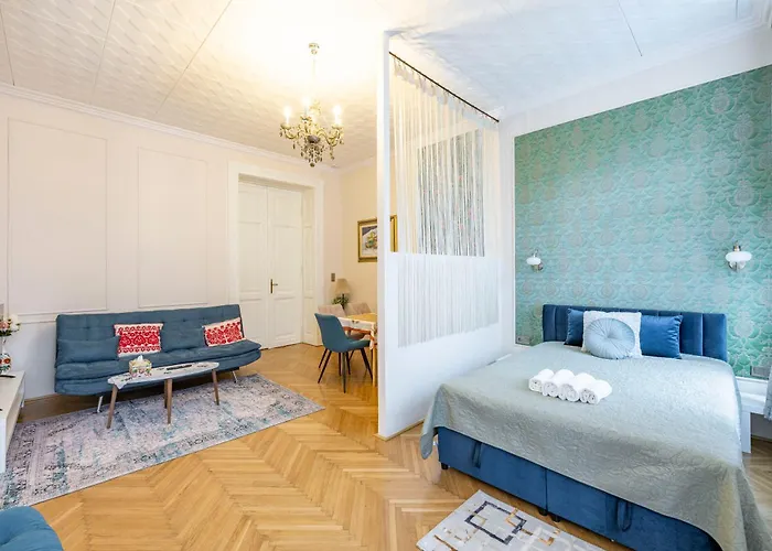 Deluxe In Art Nouveau House- With Garage Apartament *