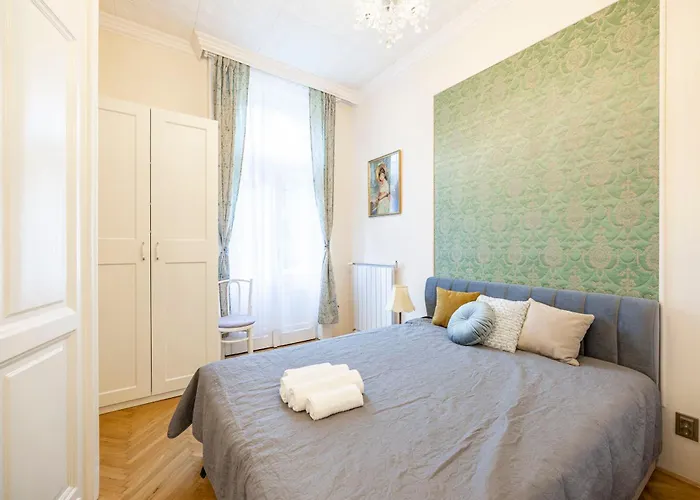 Deluxe In Art Nouveau House- With Garage Apartament Budapeszt