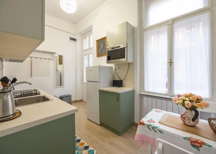 Deluxe In Art Nouveau House- With Garage