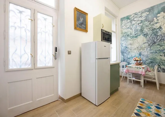 Deluxe In Art Nouveau House- With Garage Apartament *