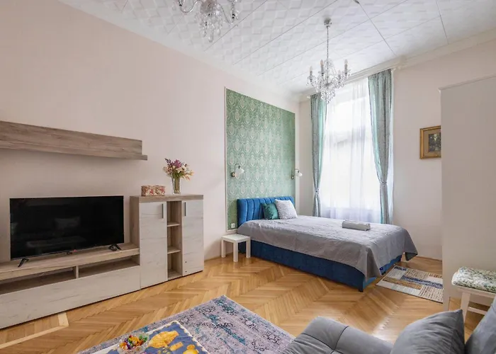 Deluxe In Art Nouveau House- With Garage Apartament *