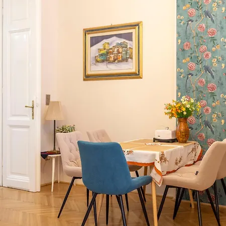 Deluxe In Art Nouveau House- With Garage Διαμέρισμα