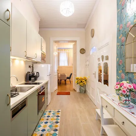 Deluxe In Art Nouveau House- With Garage Διαμέρισμα Βουδαπέστη