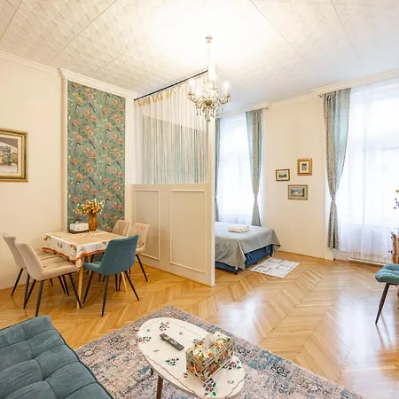 Deluxe In Art Nouveau House- With Garage *